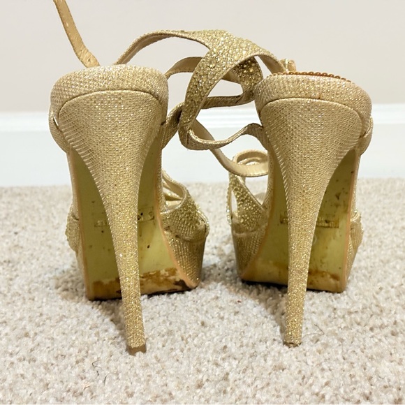 Elegant Gold Strappy Women's Sandals - Picture 4 of 8